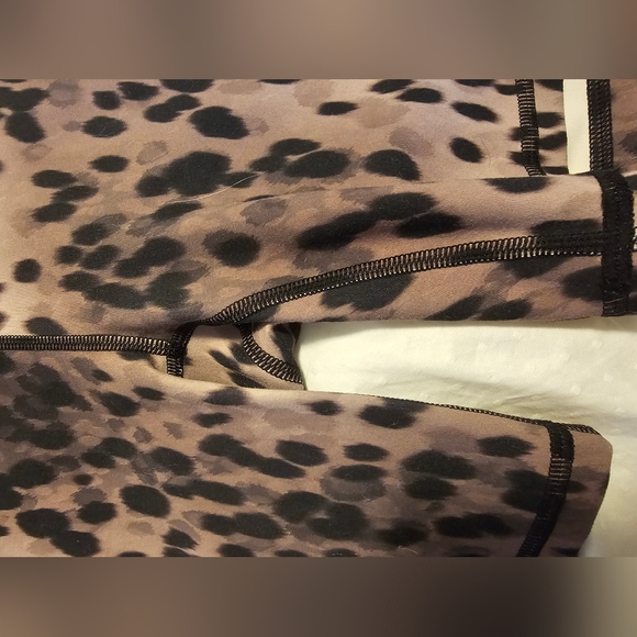 Fabletics Purelux Leopard Print Shorts with Pockets - Size 1X - Picture 4 of 6